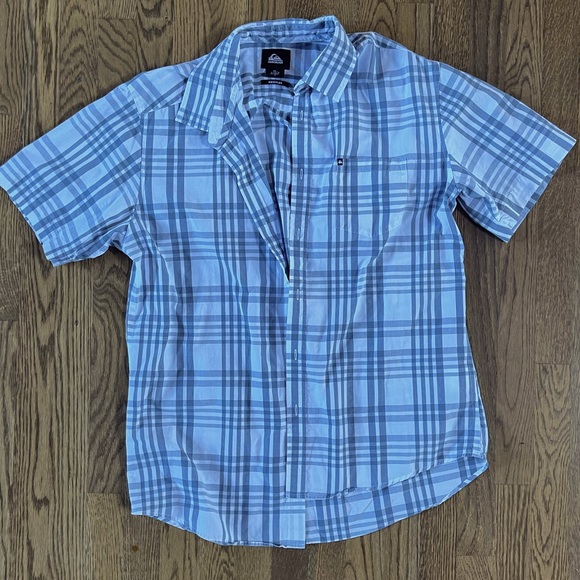⭐️ 3/$10 ⭐️ Quicksilver Gray Short Sleeve Button Up - Picture 1 of 4